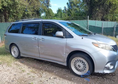 2011 Toyota Sienna Se z USA, uszkodzony, nr VIN 5TDXK3DC4BS046171